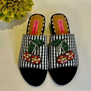 ❤️ Betsy Johnson Sandals - Host Pick! ❤️